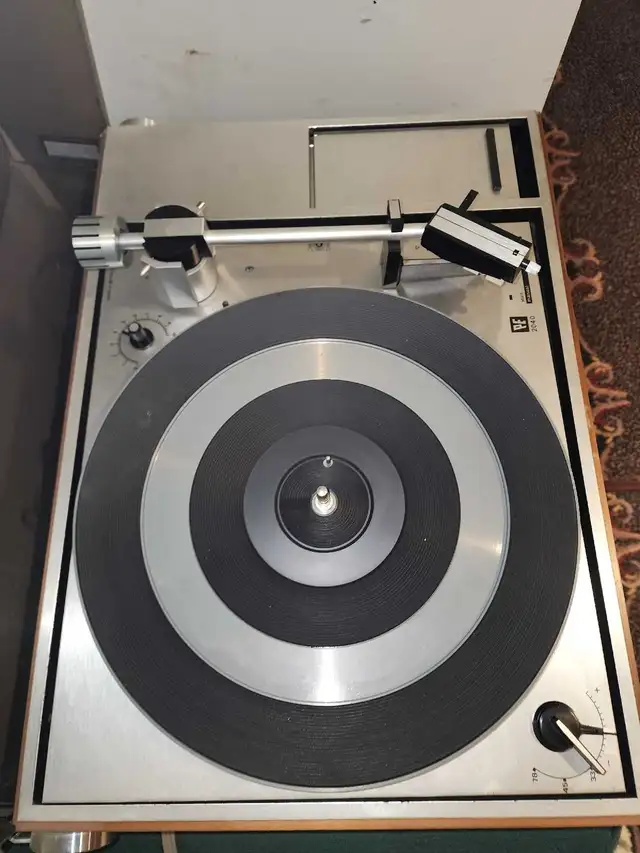 RF 2040 Turntable in Stereo Systems & Home Theatre in Edmonton - Image 5