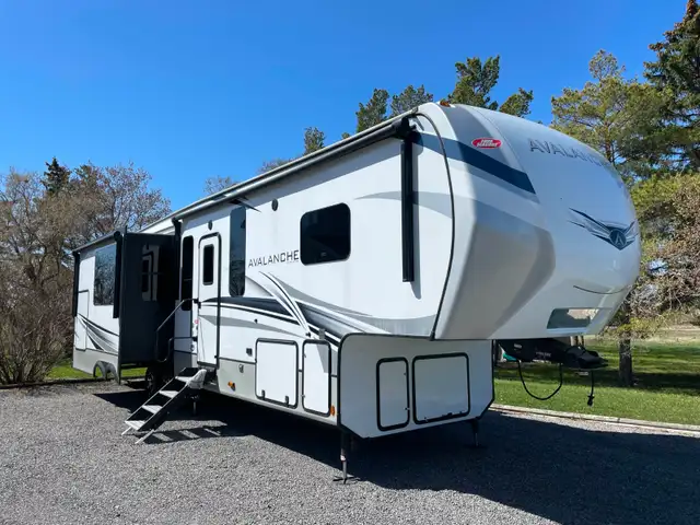 2022 Keystone Avalanche 338GK in Travel Trailers & Campers in Regina - Image 5