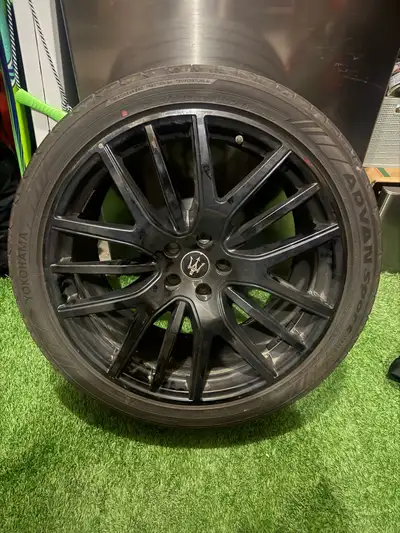 Practically Brand New Drove 1500km at most From Maserati’s manufacturers 21” Front tires 265/ZR35/21...