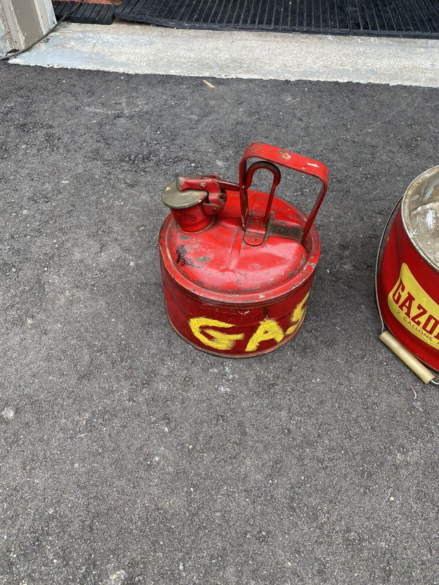 Gas cans vintage  dans Art et objets de collection  à Région de Mississauga/Peel - Image 3