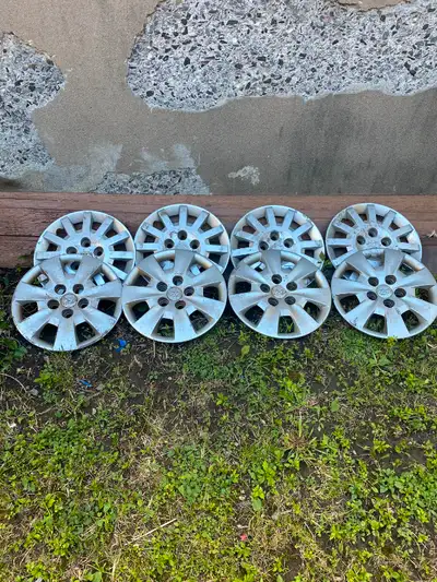 4 Enjoliveurs de roues Kia(15") et 4 Hyundai (14') 30.00$ chaque set de 4.