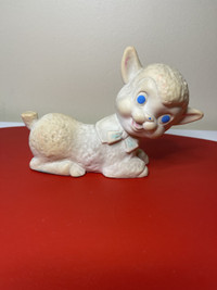 Petit agneau jouet kitsch vintage rare en caoutchouc