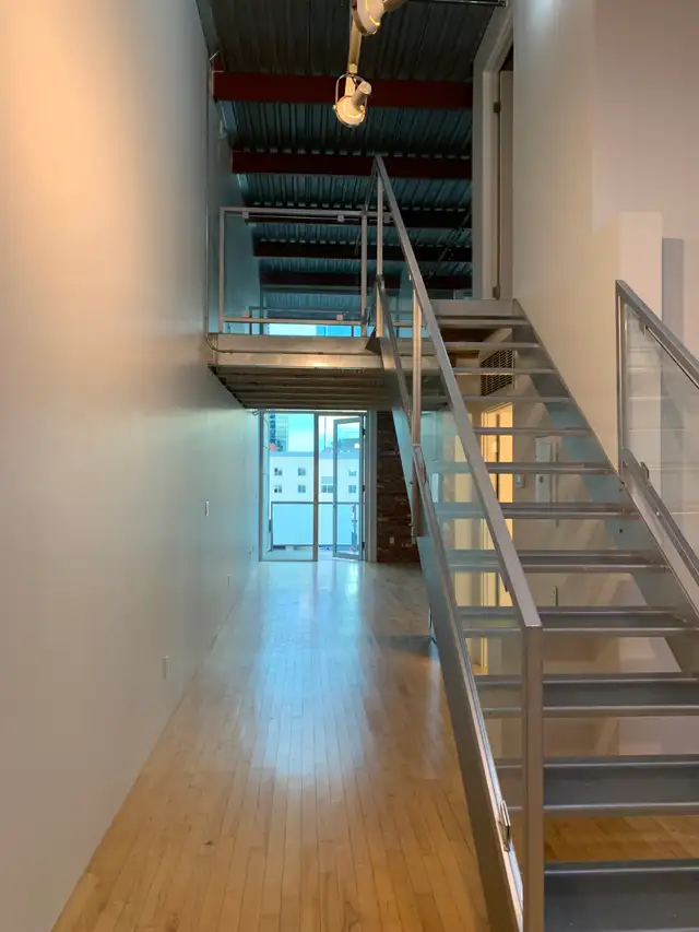 Modern Loft Near MacEwan Downtown