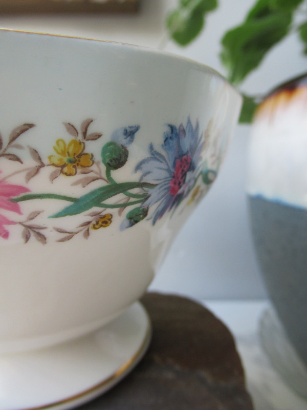 Porcelain Sugar Bowl "Cornflower" by EB Foley, England 1948-1963 in Arts & Collectibles in Prince George - Image 3