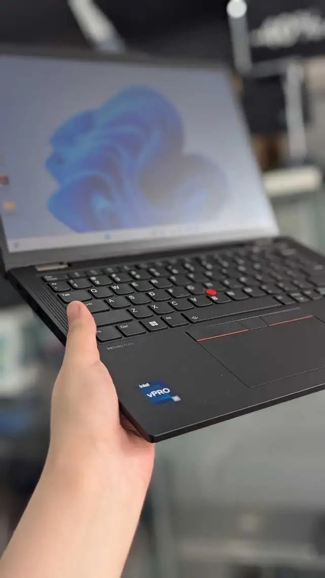 ThinkPad X13 Yoga Gen 4 (13" Intel) 2-in-1 Laptop, 17 13th Gen in Laptops in City of Montréal - Image 3