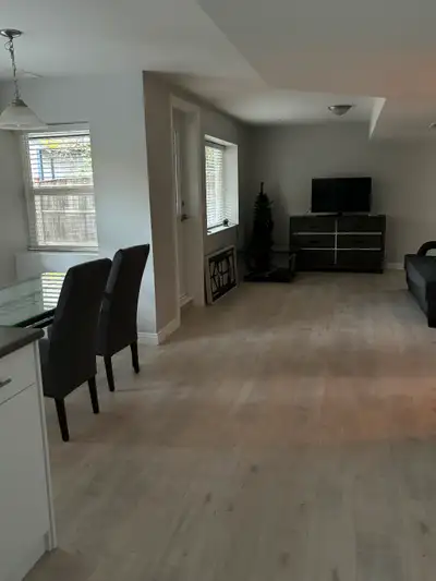 Hi!!! We have a 1 or 2 bedroom above-ground basement suite available for a short-term rental / tempo...
