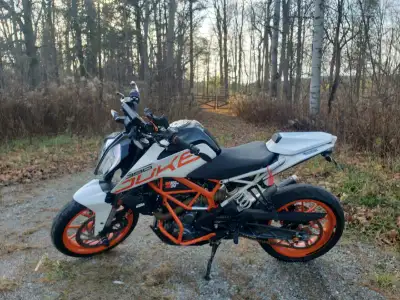 2017 KTM DUKE 390 7500KM. Owned for 1 year, ready to upgrade. Great starter bike with lots of qualit...