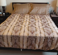 King-size duvet with matching pillow covers and drapes / Curtain