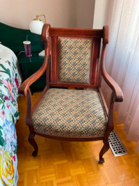 Antiquité, causeuse et chaise en bois
