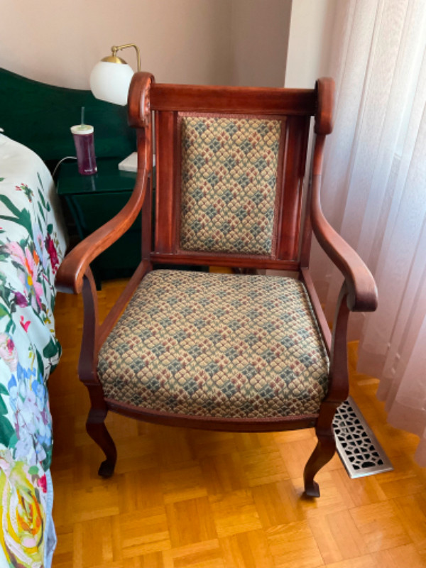 Antiquité, causeuse et chaise en bois dans Chaises, Fauteuils inclinables  à Laval/Rive Nord