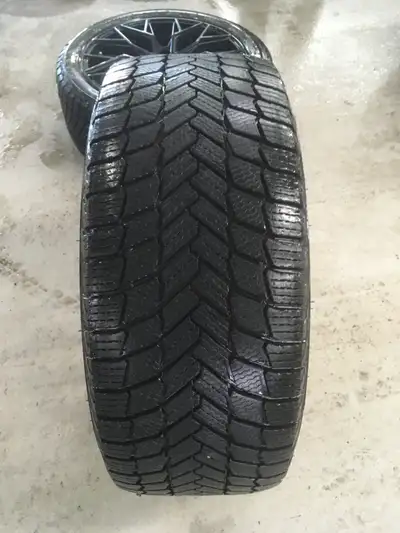 Pneu hiver Michelin X-ICE snow, sur jante 245 40/R19, neuf a 90%, sorti seulement 1 hiver, payer 3,2...