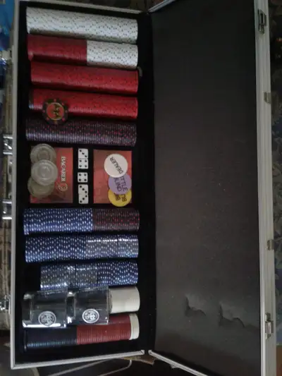 Complete Bacardi Rum Chip Set....clay with 2 puder shot glasses...2 unopened decks
