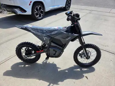 Brand new Valtinsu em 5 electric dirt bike. 48 volt Lcd screen Fardriver controller which is tuneabl...