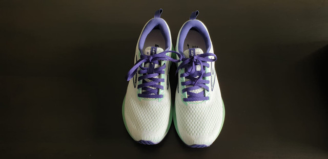 Brooks Women's Levitate 5 B Width Running Shoe (7.5) in Women's - Shoes in Winnipeg - Image 2
