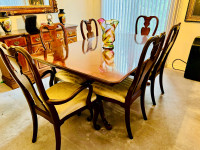 Beautiful 7 piece Wood Dining Table & 6 Chairs with Extension 