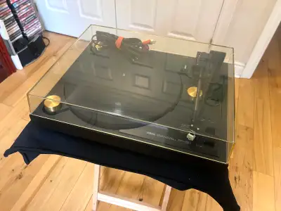 Direct drive Yamaha PF-50 Quarts Natural Sound turntable, MINT, View more