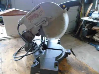 Runs and cuts well, complete with a 60 tooth carbide blade. Pick up in Fort Erie.