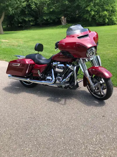 Very hard to find Stiletto Red paint and decals. It has navigation, cruise, heated grips and 3 winds...
