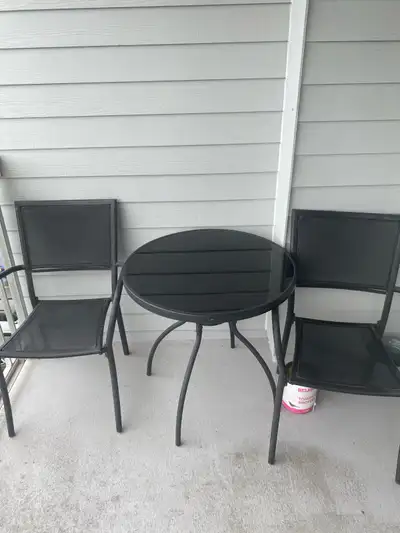 Outdoor patio table and chairs great condition good for patio or outdoor dining deck