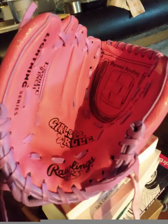 Girls pink baseball glove, Rawlings  in Baseball & Softball in City of Toronto - Image 6
