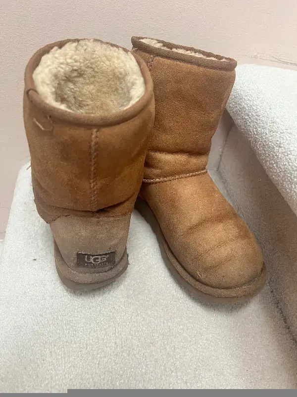 Ladies size 7 Ugg boots in Women's - Shoes in Vancouver - Image 3