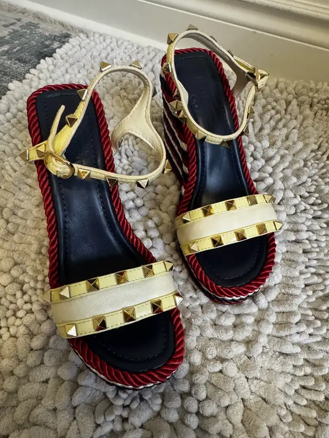 Valentino Sandals Size 35 in Women's - Shoes in City of Toronto - Image 3