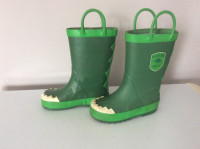 plusieurs paires de bottes de pluie