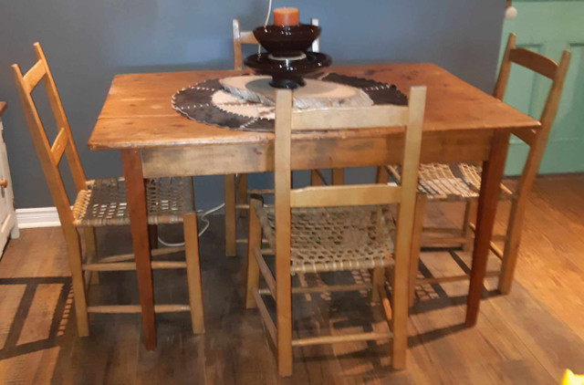 Antique Rustic Wood Table & Chairs in Dining Tables & Sets in Belleville