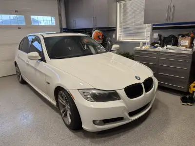 2009 BMW 323i This car is in great condition, engine runs great and no dents! Just needs some front...