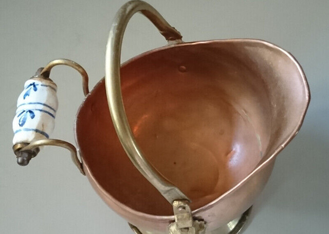 Vintage Dutch Copper & Brass Coal Scuttle with Delft Handle in Arts & Collectibles in Oshawa / Durham Region - Image 3