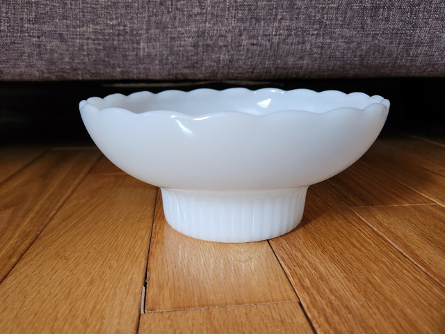 Mid-Century ANTIQUE milk glass scalloped dish (E.O. Brody) in Arts & Collectibles in Fredericton - Image 2