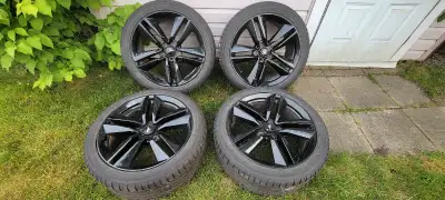 4 Pneus avec mag 19" ford mustang usagés 255/40r19 Nokian z-line Pneus avec peu d'usure Pneus très s...
