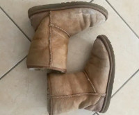 Women ugg boots worn out size 8 can be cleaned