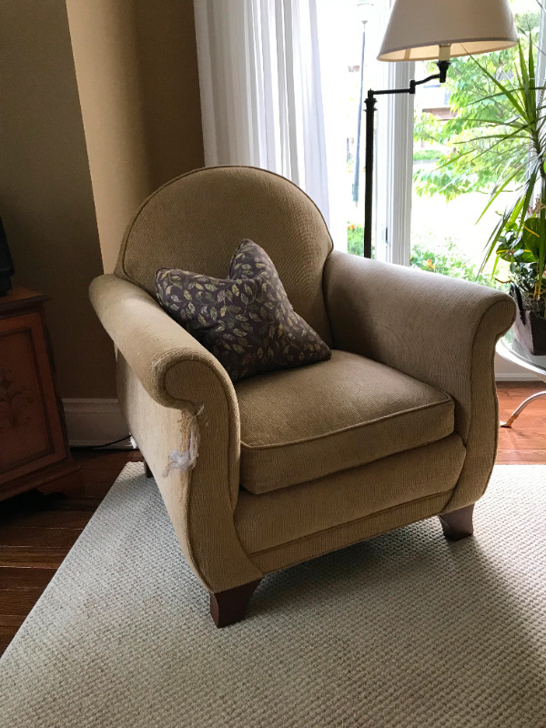 Ethan Allen - Very sturdy and comfortable arm chair. in Chairs & Recliners in Markham / York Region