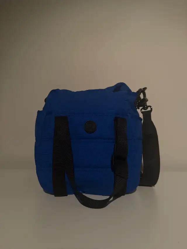 Lululemon Blue Crossbody Bag Purse in Bags & Luggage in City of Toronto - Image 2