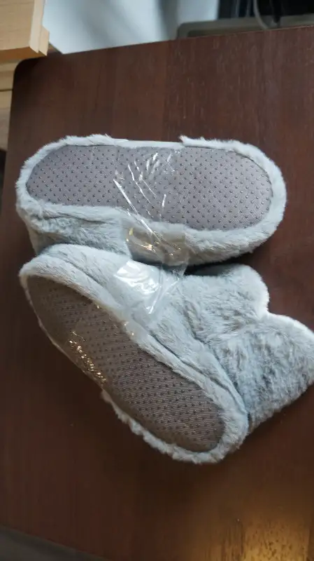 KIDS INDIGO SLIPPERS in Other in Norfolk County - Image 3