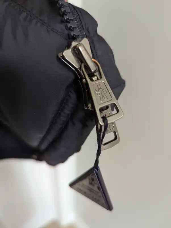 Moncler Rillieux Puffer Down Jacket Navy in Men's in Mississauga / Peel Region - Image 7