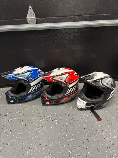 Casque de motocross ZOX en excellente condition. Très peu servi. 2 adultes et 1 enfants (gris) 60$ c...