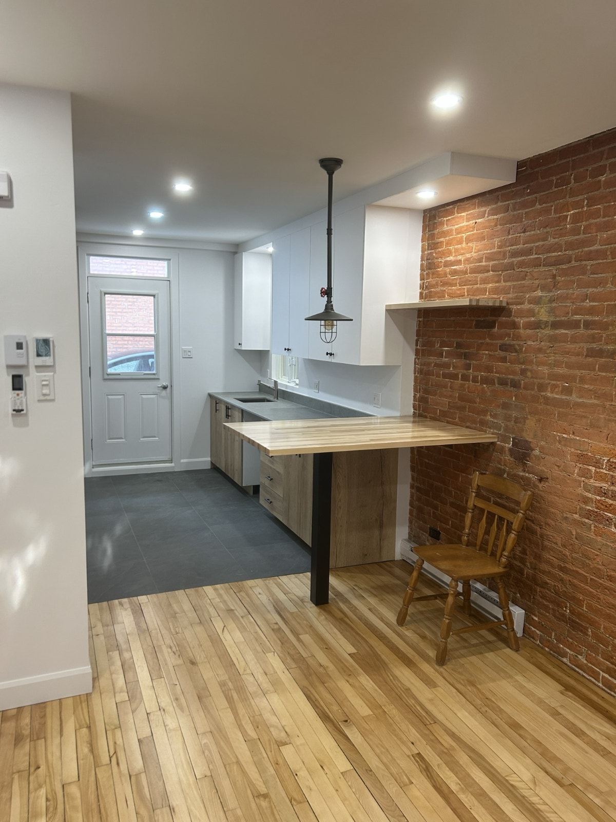 À louer : Magnifique 3 1/2 entièrement rénové ! — photo 2