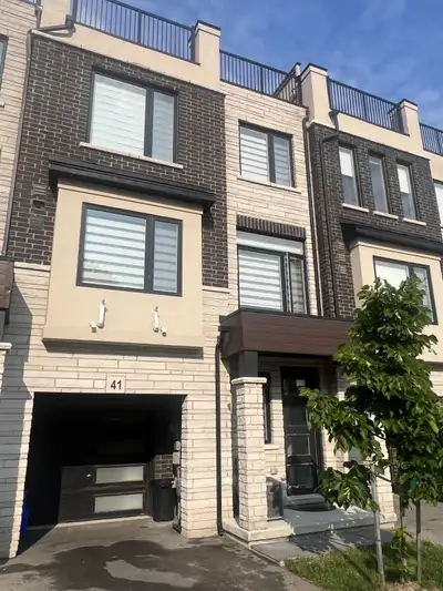 2+1 Bed and 2 Bath Townhome in Equestrian Way, Cambridge