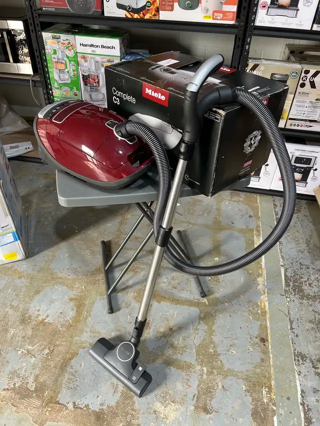 Miele Complete C3 Limited Edition Multi-Floor Vacuum in Vacuums in Oakville / Halton Region - Image 2