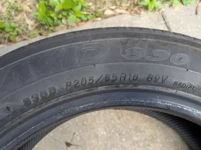 2 pneus d'été Yokohama 205 55 r16 Ils sont à 3mm, mais ils sont rendus lisses pour les mini rainures...