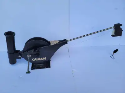 Cannon manual downrigger in great condition.* Please note handle has been repaired*, hasn't been use...