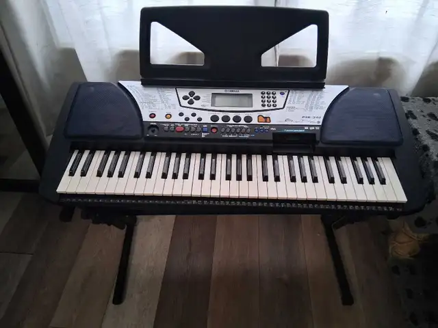 Yamaha Keyboard in Pianos & Keyboards in City of Montréal - Image 7