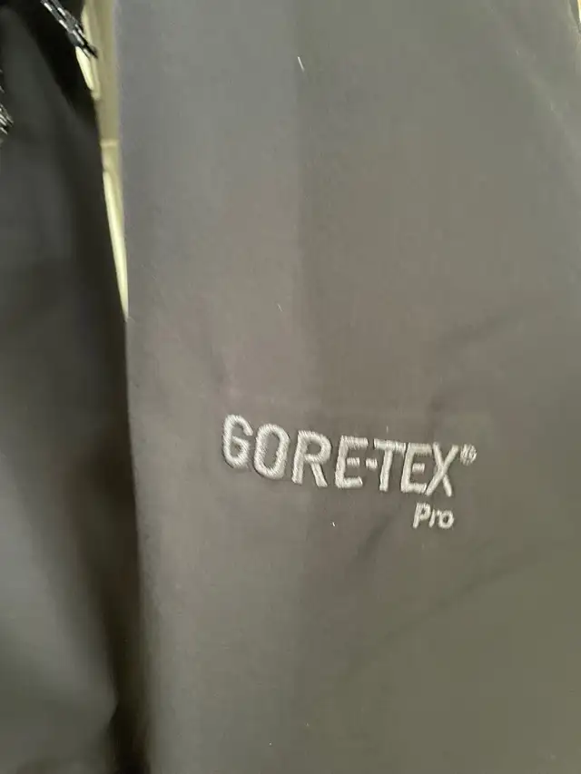 Patagonia super pluma goretex pro hard shell men’s XS in Men's in City of Toronto - Image 5
