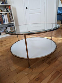 Table basse vitrée au cadre en métal doré