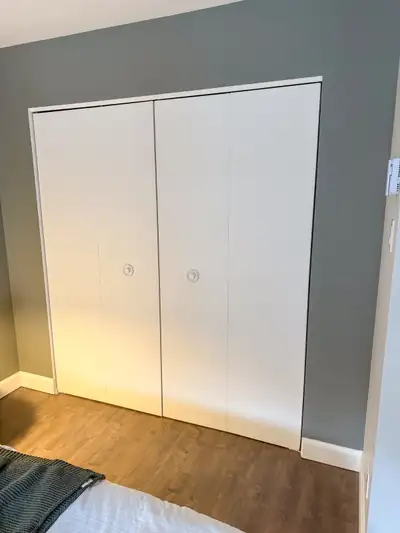 Portes pliantes pour garde-robe. Gratuit. 3 portes doubles pliantes de 36 pouces. Hauteur: 2 @ 78 1/...