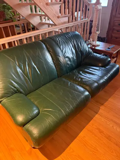 Divan en cuir vert x 2 + chaise inclinable en tissus avec pouf, View more