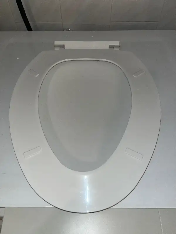 Siège de toilette allongé propre / Clean elongated toilet seat in Plumbing, Sinks, Toilets & Showers in City of Montréal - Image 6