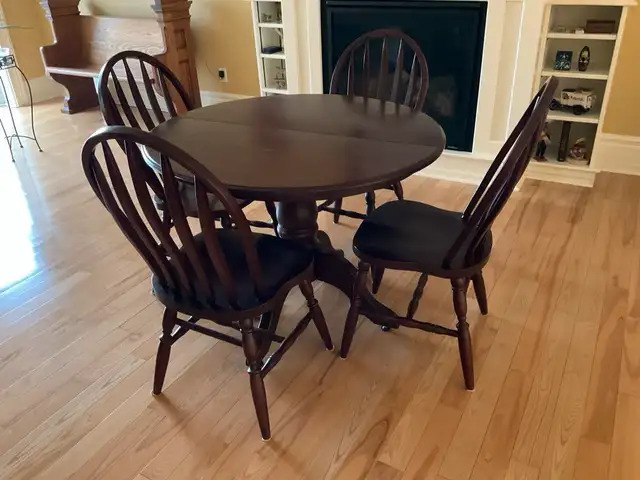 Wood round wood table set, 6 person Gananaoque in Dining Tables & Sets in Kingston - Image 4